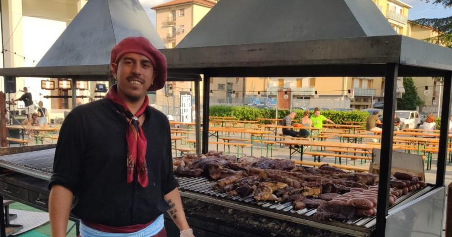El basquetbolista pergaminense que "la rompe" como asador ambulante en Italia