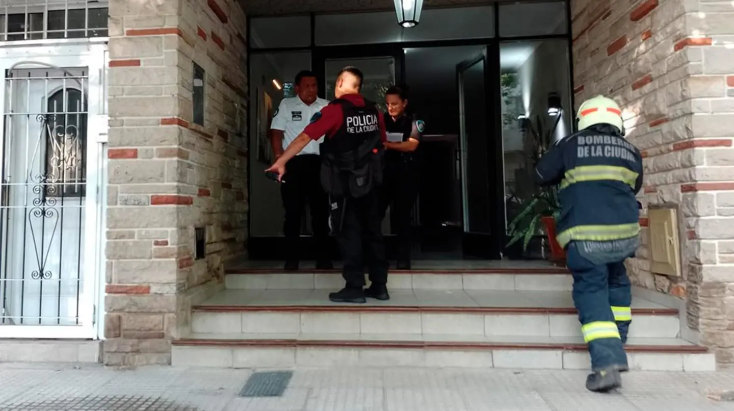 Llegó a su casa y encontró a sus hijos y a la niñera muertos