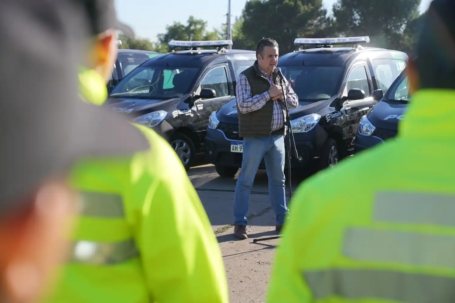 Entrega de camionetas a la APSV