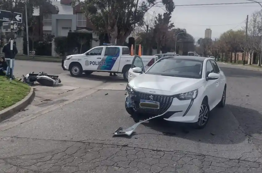 Motociclista con politraumatismos tras ser atropellada por un auto en Divino Rostro