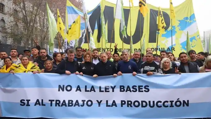 Gray y Zabaleta llegando a la movilización al Congreso.