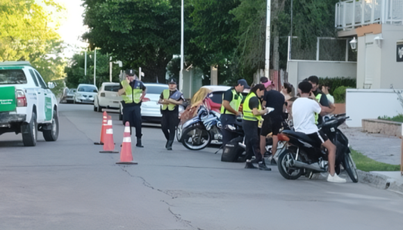 Motos sin control: piruetas, contraexplosiones y peligro inminente