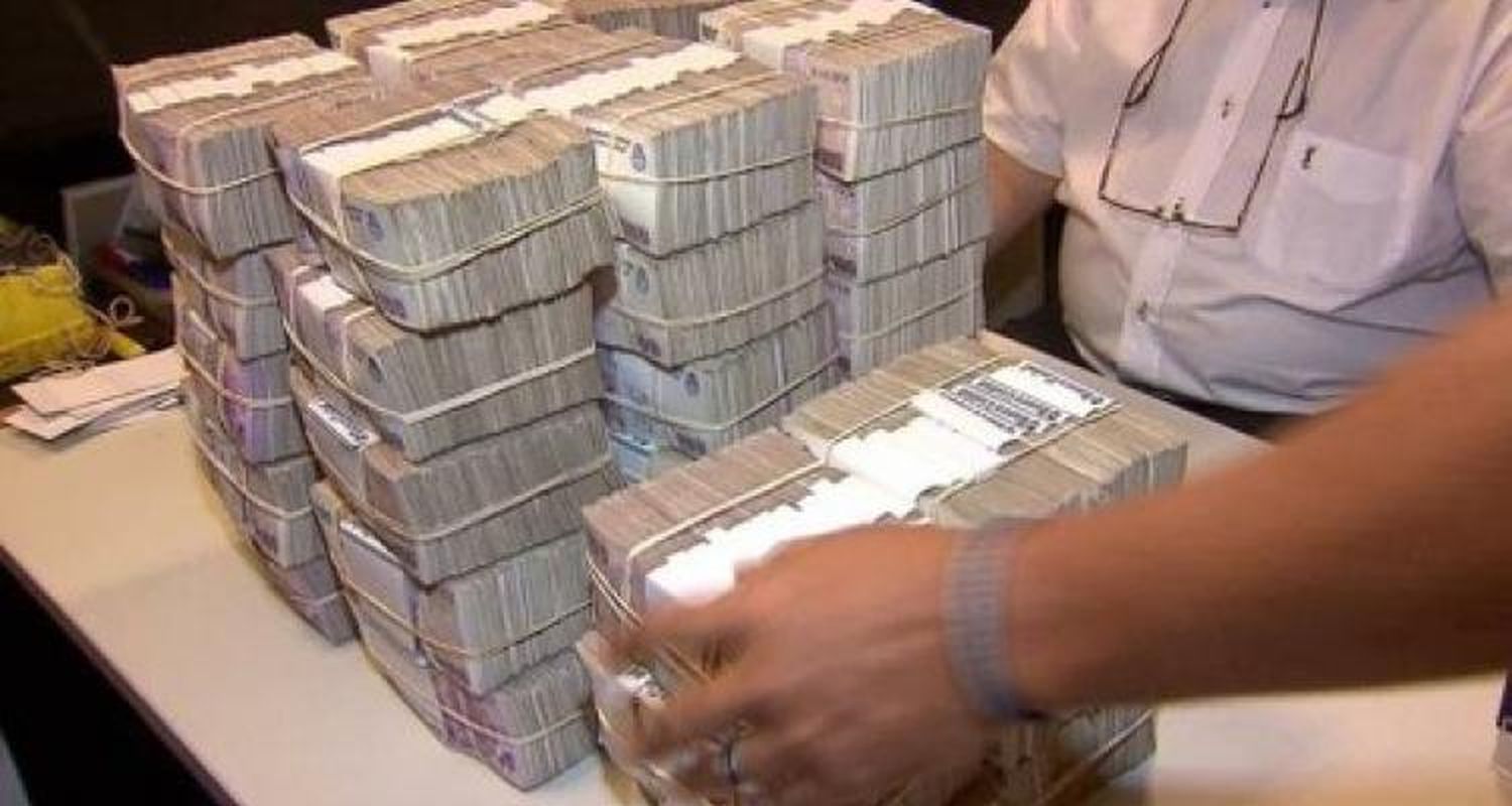 El mes que viene el gobierno necesita alrededor de $ 7 millones extra para pagar el bono y el aumento a los municipales
