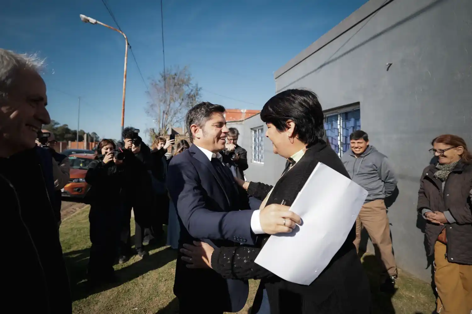 Kicillof visitó a una vecina de Chascomús y entregó en mano la escritura de su vivienda