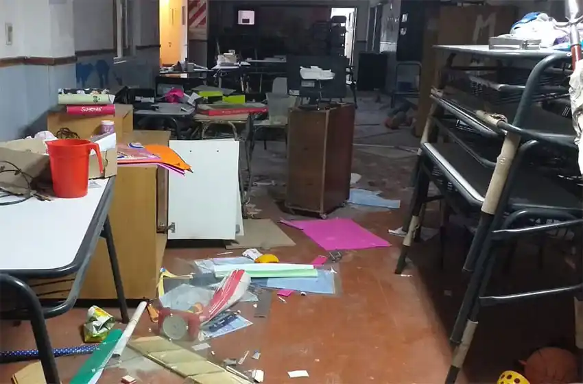 Robaron y destrozaron la Escuela Primaria 17 del barrio Felix U. Camet