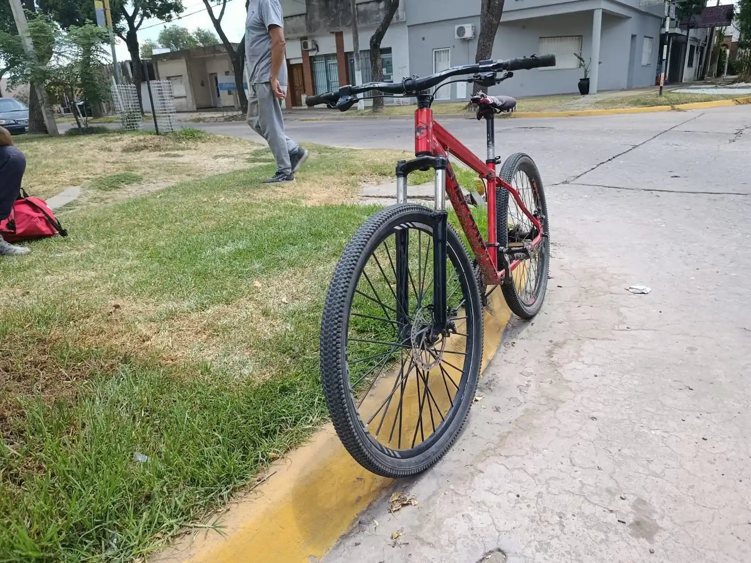 El joven de 19 años se movilizaba en la bicicleta roja. Foto: BVVT