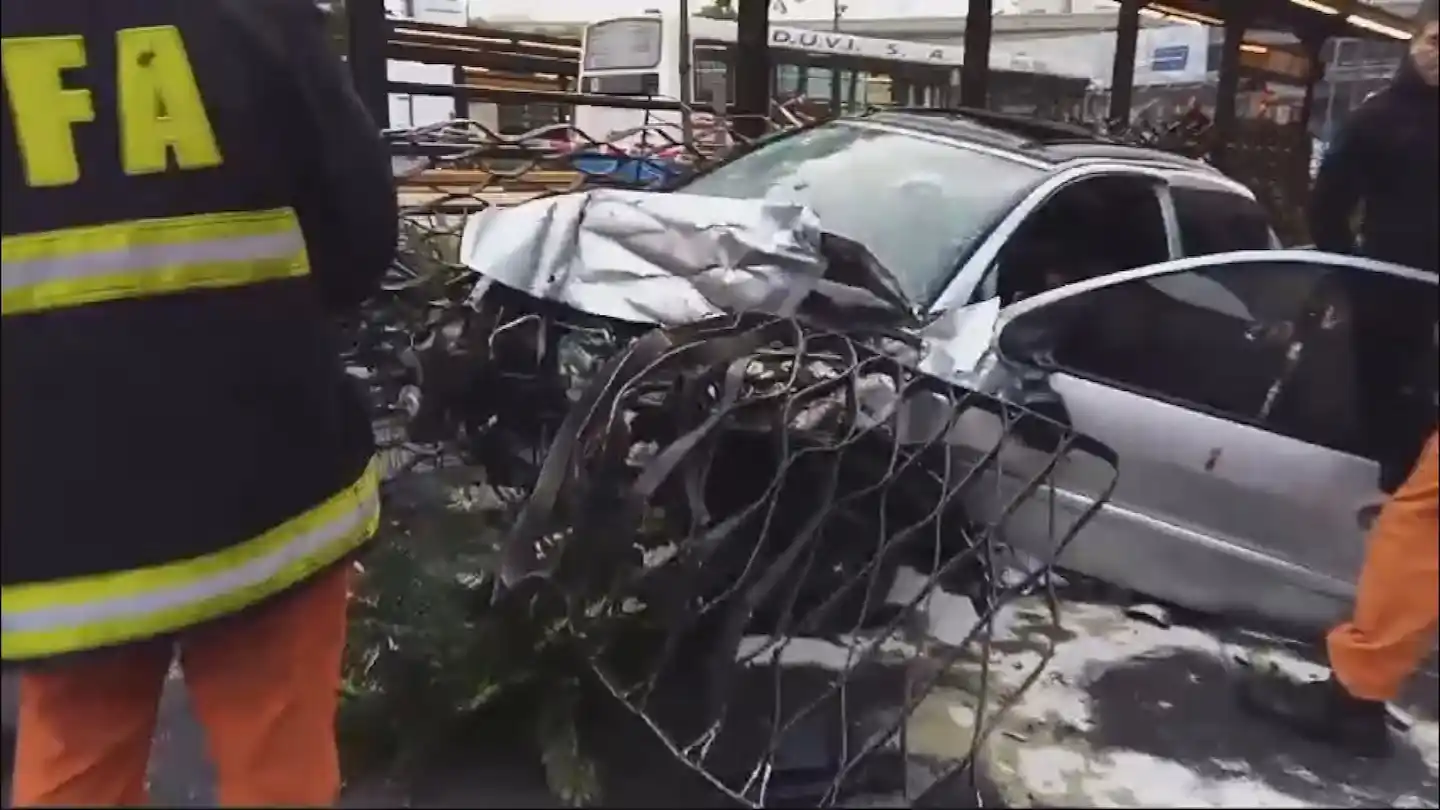 La joven de 23 años sufrió un traumatismo de tórax. Otras cuatro personas que estaban en un colectivo fueron atendidas por el SAME en el lugar.
