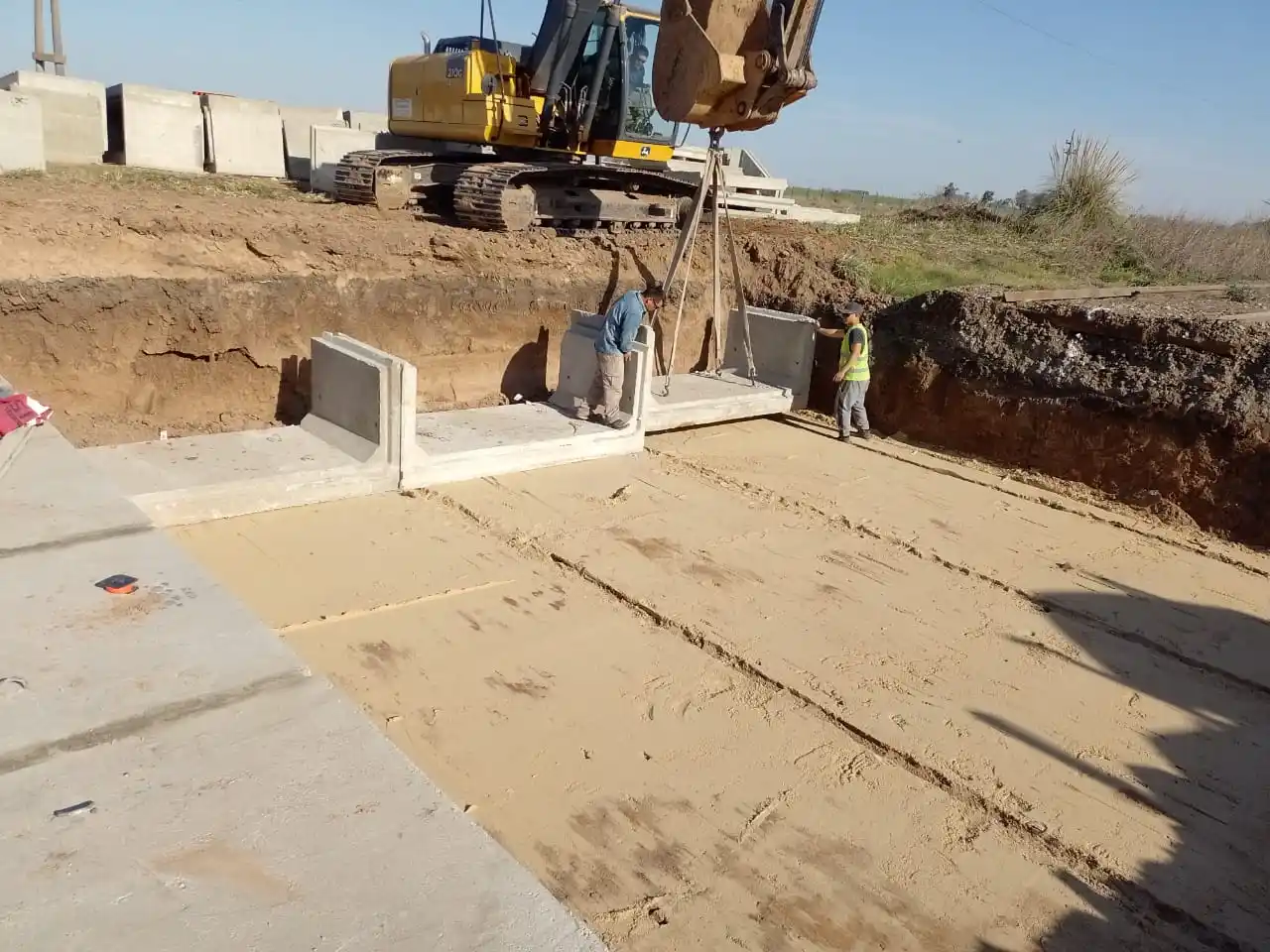 Personal en la construcción de la gran alcantarilla.