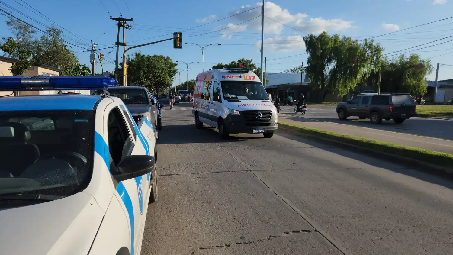 Dos chicos en bicicleta atropellaron a una joven de 13 años y la abandonaron malherida