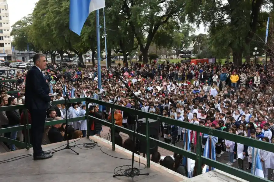 Alumnos y alumnas de cuarto grado prometieron lealtad a la Bandera Nacional