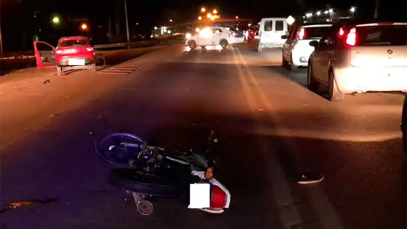 Una moto y un auto chocaron en la Ruta 12 y dos personas fueron hospitalizadas