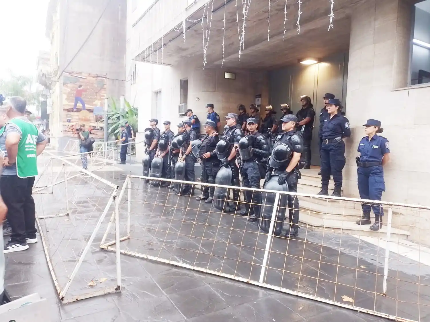 Municipales se manifestaron bajo la lluvia frente al Palacio Municipal con fuerte custodia policial
