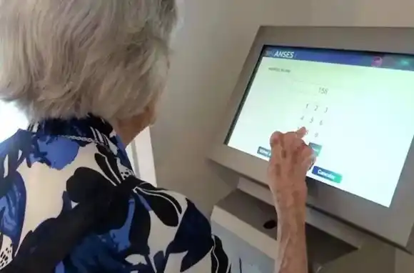 Los bancos cambian al horario de verano y abrirán más temprano en toda la provincia