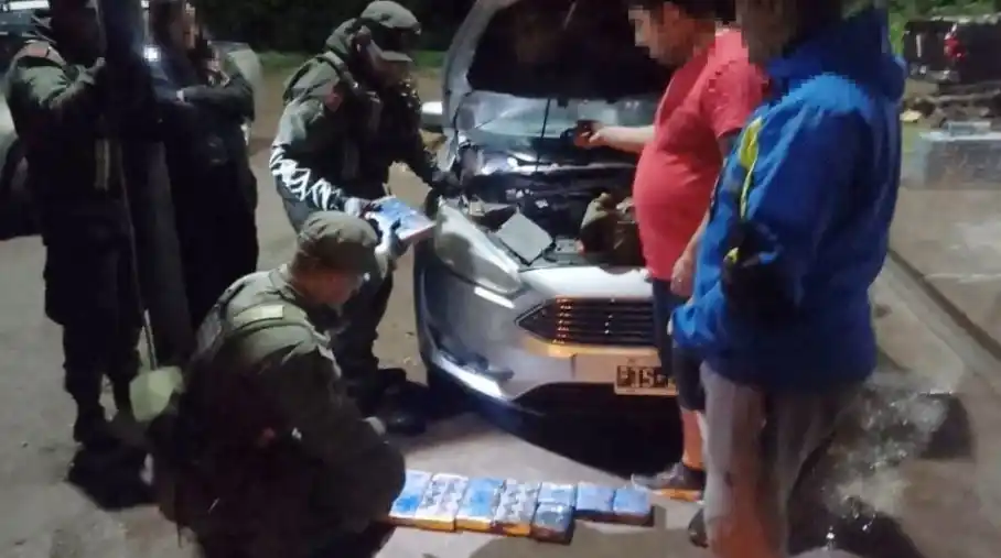 Llevaban 26 kilos de cocaína en un doble fondo en el auto mientras viajaban con dos menores de edad