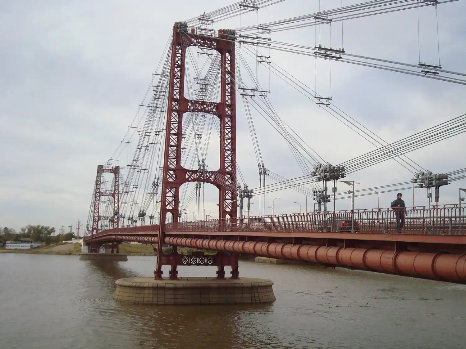 Permanece interrumpida la circulación por el Puente Colgante