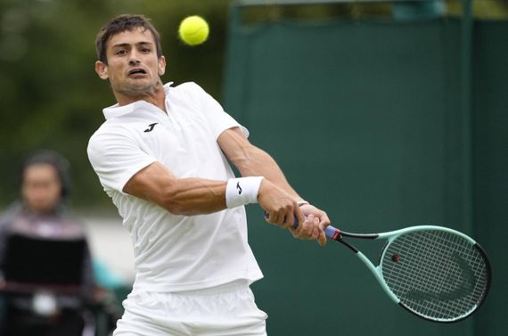 Mariano Navone pisa fuerte en Wimbledon y busca meterse en tercera ronda