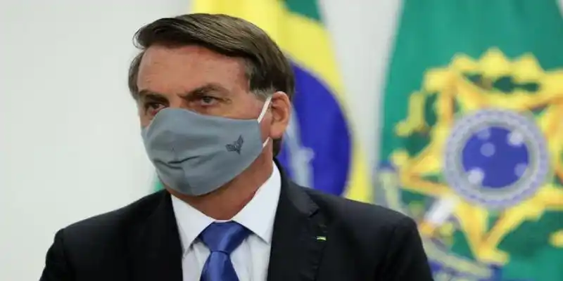 Bolsonaro suspende agenda por síntomas de COVID-19, espera resultados