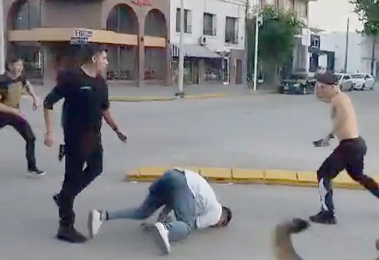 Polémica en Balcarce por brutal pelea a la salida de un boliche