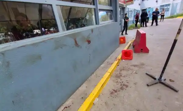 El pasado martes barras se enfrentaron a los tiros en la guardia del hospital “San Roque” de Gonnet.