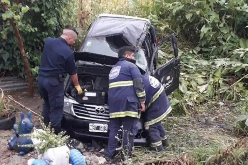 Volcó una camioneta en la que viajaban músicos del grupo Damas Gratis