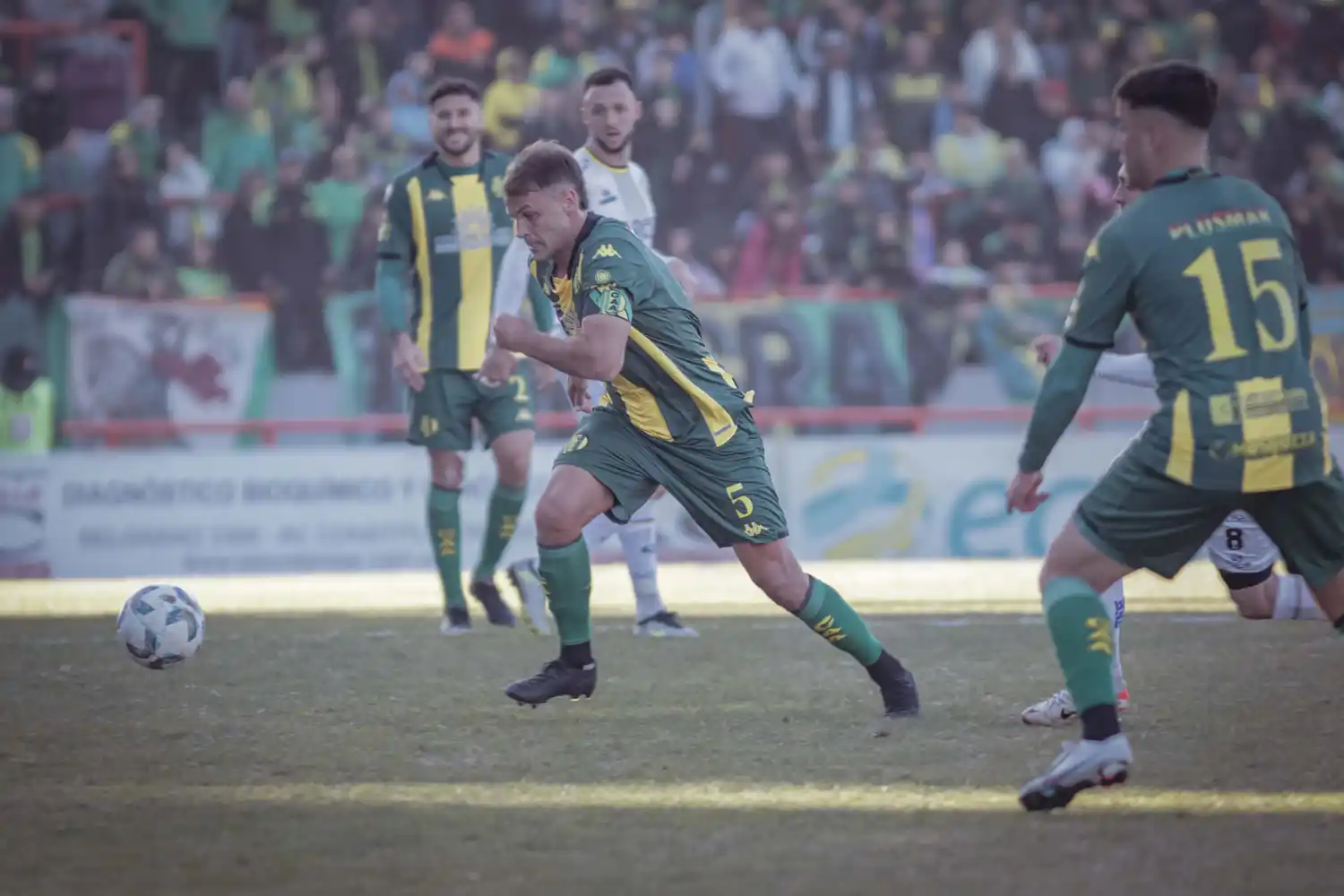 El volante Juan Ignacio Sills con el balón.