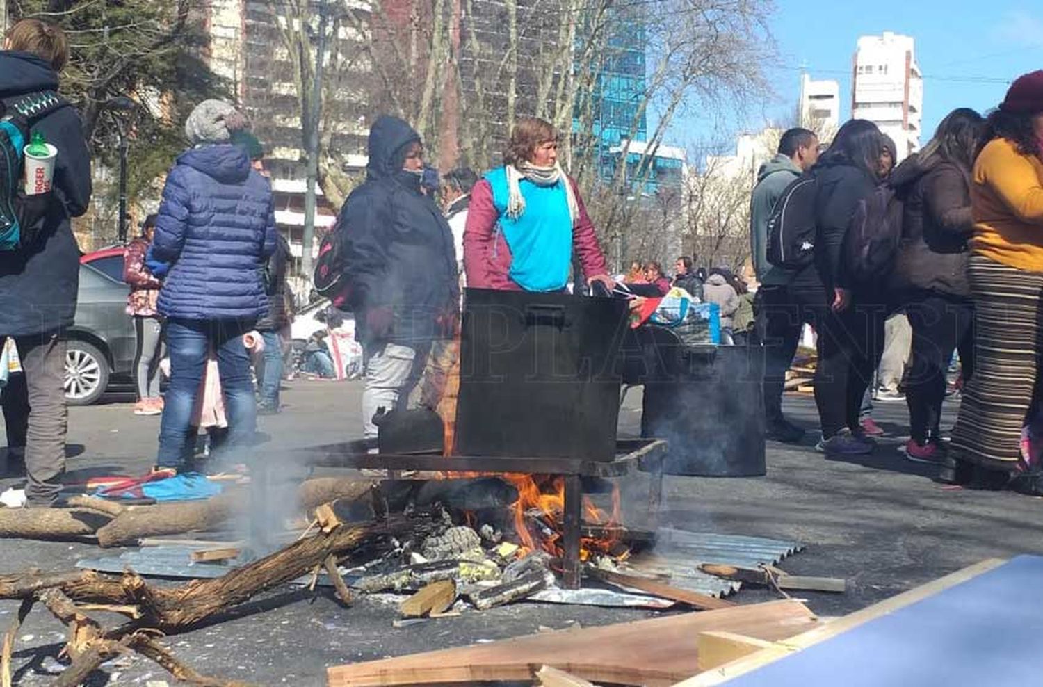 Movilización y ollas populares de organizaciones sociales por la zona céntrica