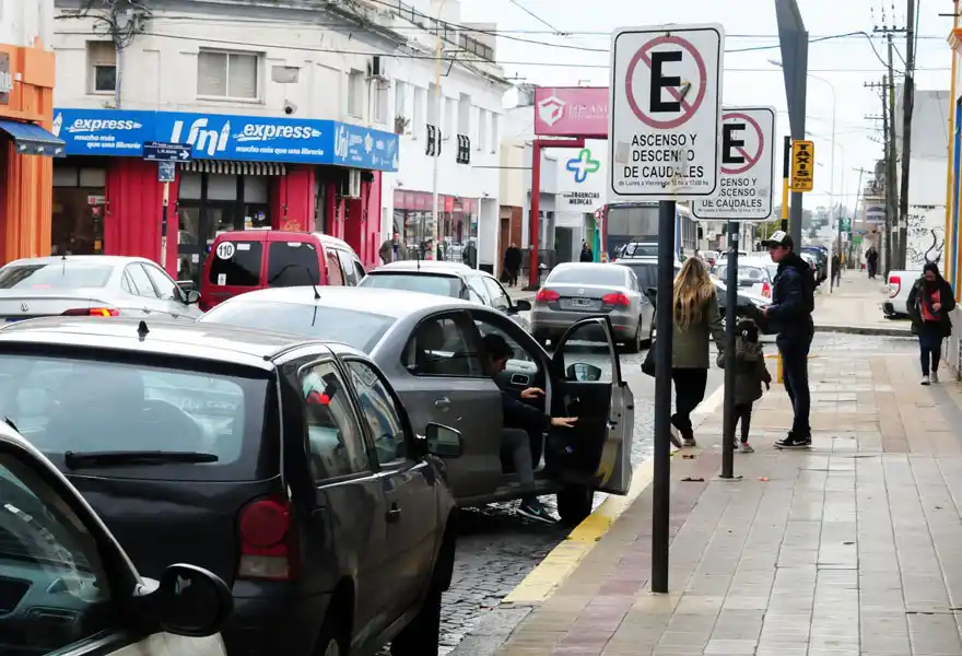 Infracción al estacionar sobre línea amarilla