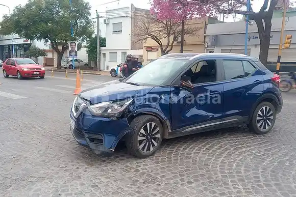 Fuerte accidente en Av. Santa Fe terminó con un motociclista lesionado