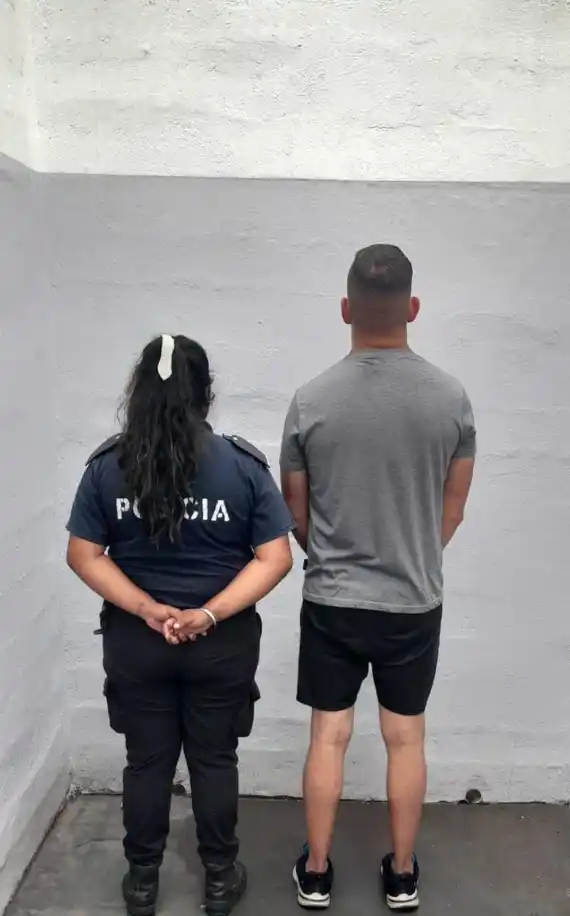Detuvieron a un hombre que circulaba en automóvil con una licencia apócrifa