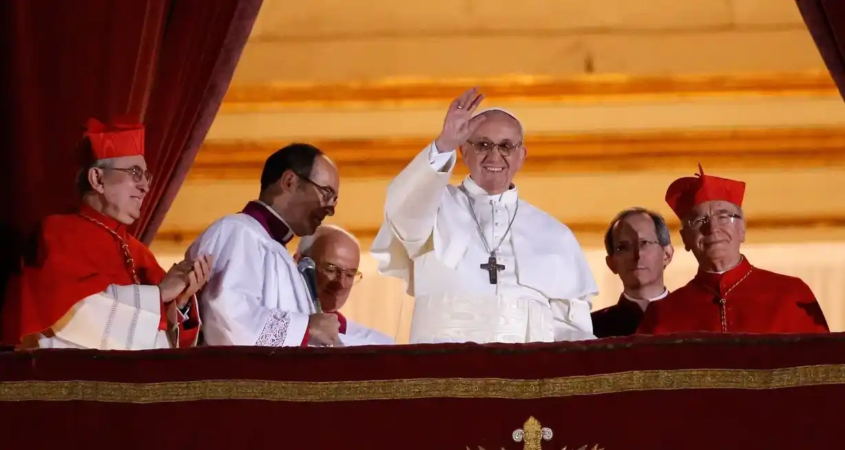 Con sotana blanca, zapatos rojos y un sencillo crucifijo, Bergoglio se presentó como papa. EFE/Valdrin Xhemaj