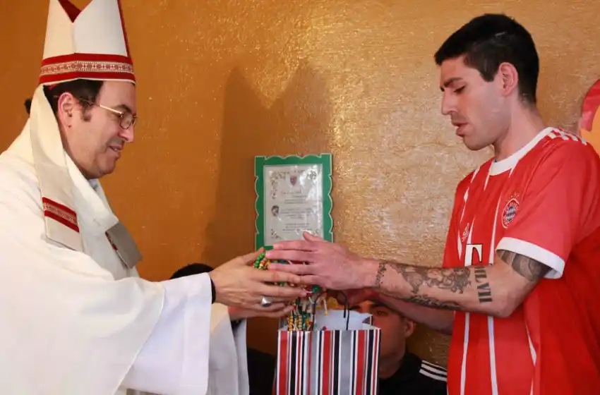 El Obispo visitó la Base y llevó rosarios hechos por presos de Batán