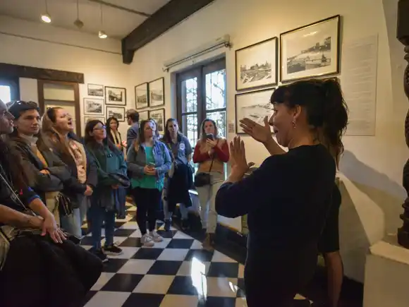 Junto a la ASMAR, el Municipio impulsa visitas guiadas a museos para personas sordas