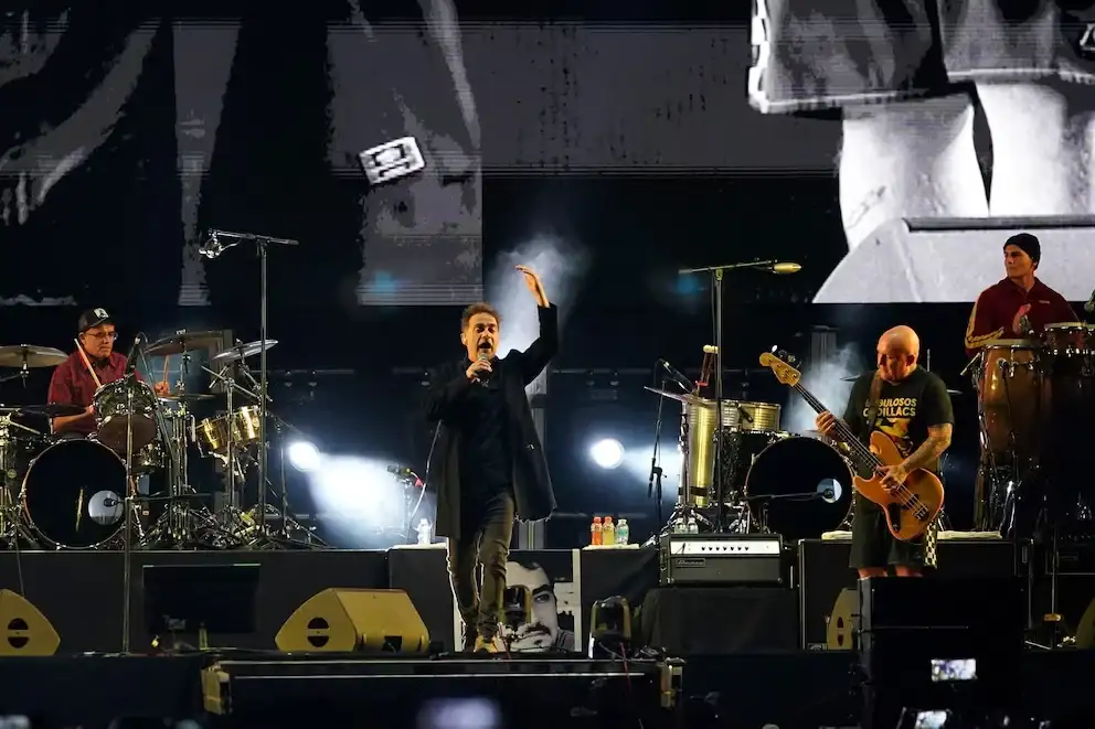 Vicentico frenó su show en Bogotá por una bengala - 3