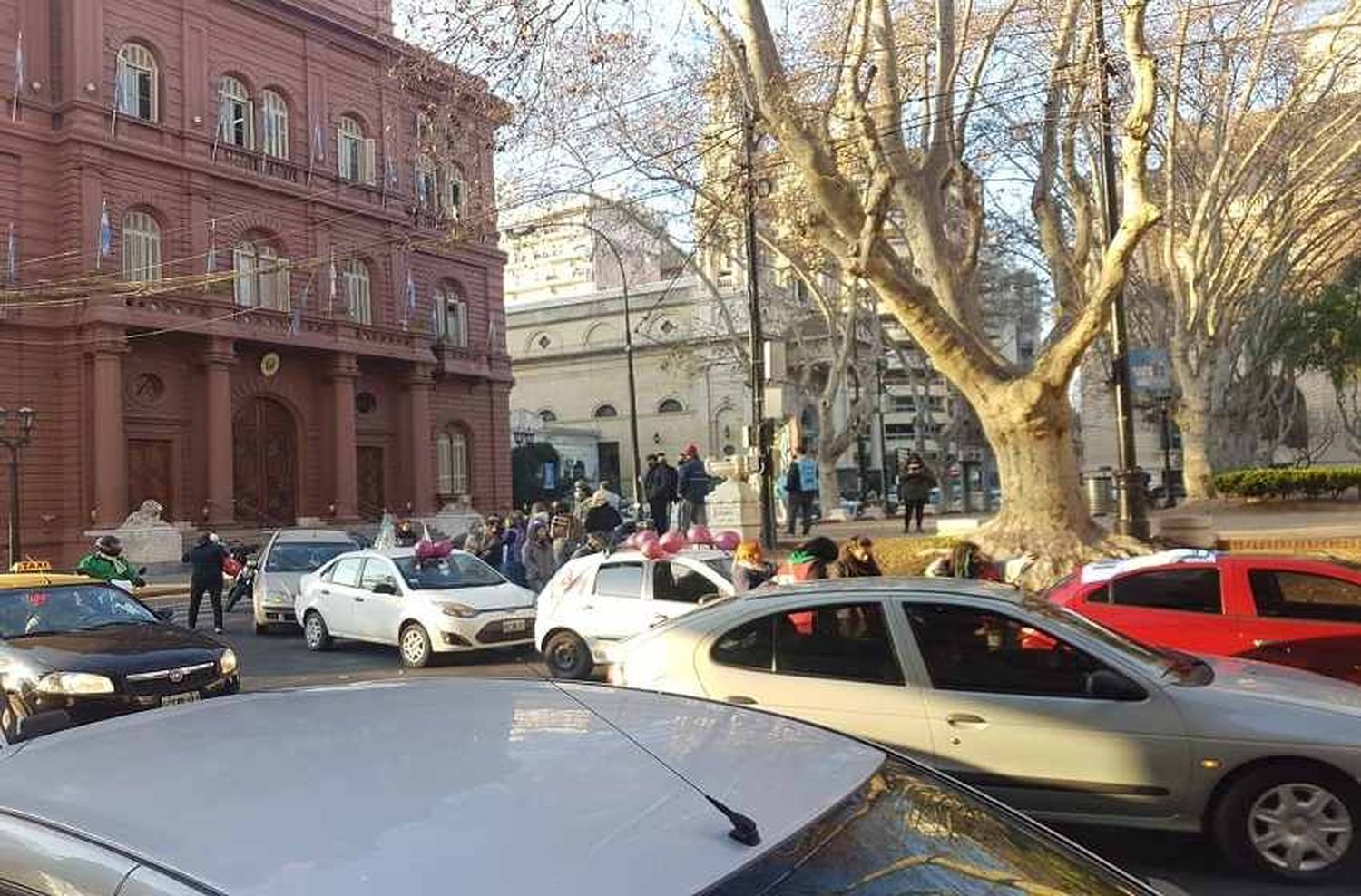 Nutrida caravana de protesta de trabajadores estatales en reclamo de sus salarios