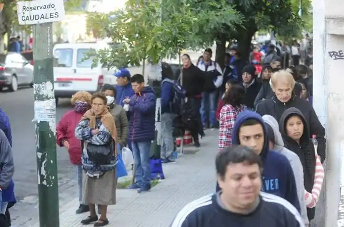 Largas colas en la reapertura de los bancos para el pago de jubilaciones y AUH