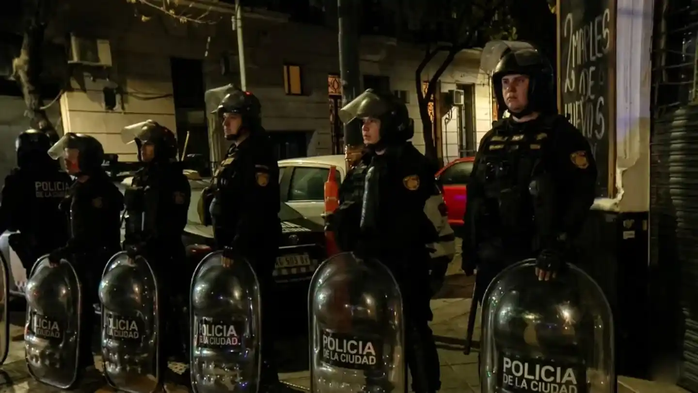 Motín en una comisaría de Balvanera: quemaron colchones y hubo siete intoxicados