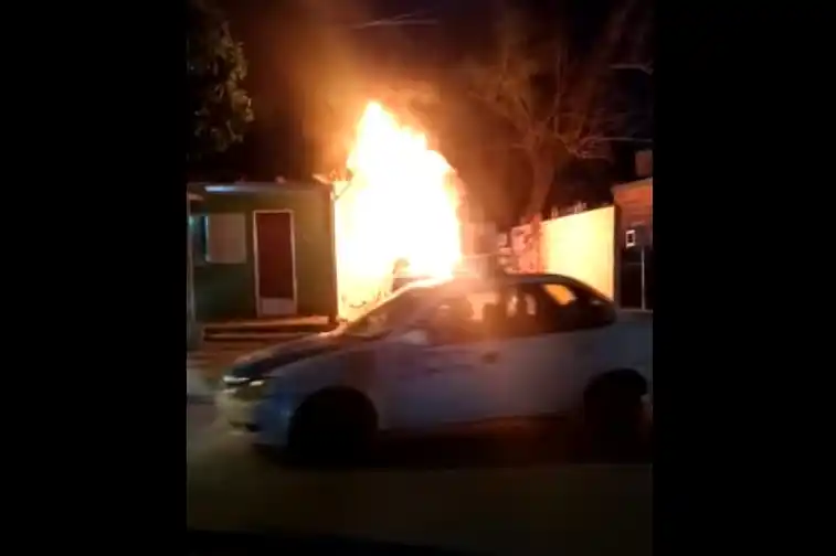 Quemaron vehículos e intentaron linchar a supuesto abusador: mirá los videos