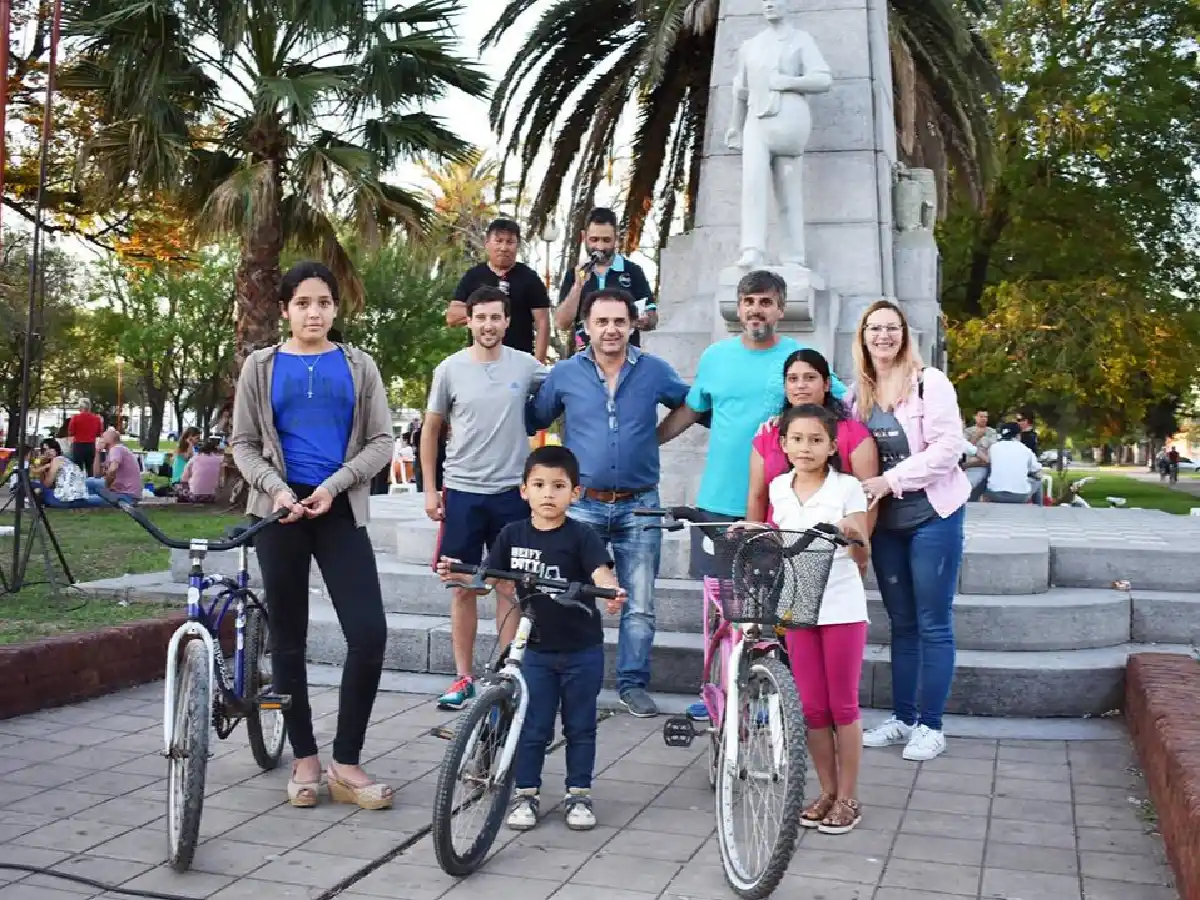  Ya tienen sus bicis chicos que caminaban varios kilómetros hasta la escuela 