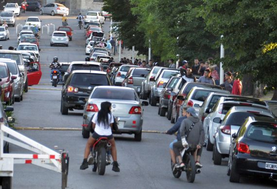 Gran cantidad de gente en los paseos  en el último domingo con restricciones