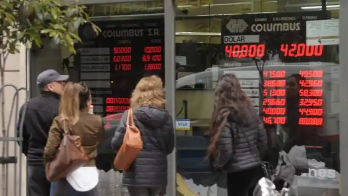 El dólar baja en el debut de la nueva política cambiaria