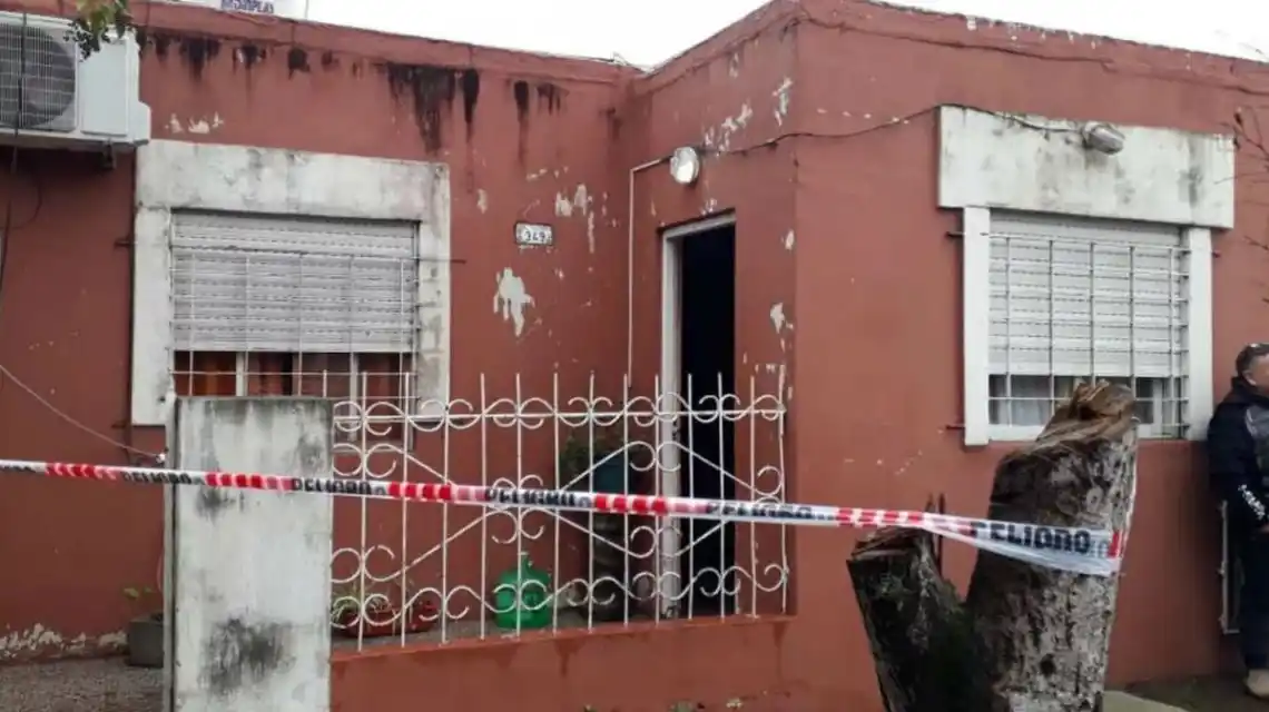 Horror en Moreno: Mató a su mamá y su padrastro con un bate de beisbol y convivió con los cuerpos
