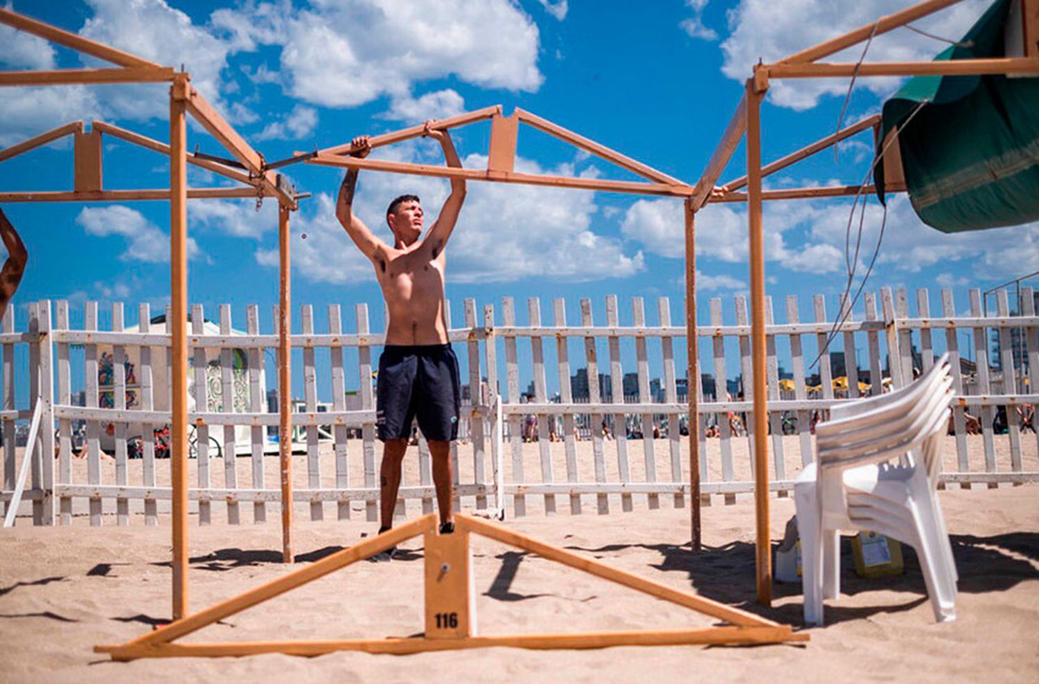 El acuerdo para quitar carpas y ampliar la playa pública se extenderá sólo durante el 2021