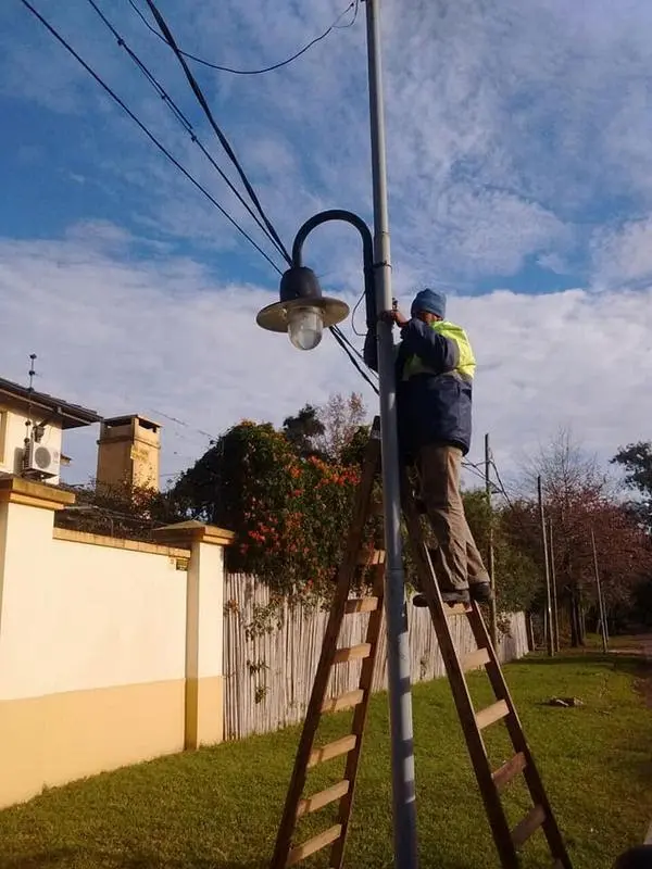 Tigre: Continúa la colocación de luminarias en veredas de Don Torcuato Oeste