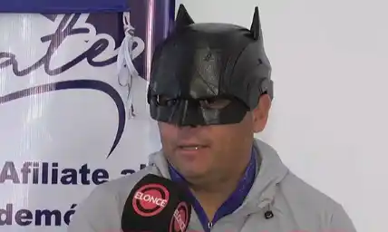 Quién es el extravagante candidato a Intendente que usa una máscara de Batman