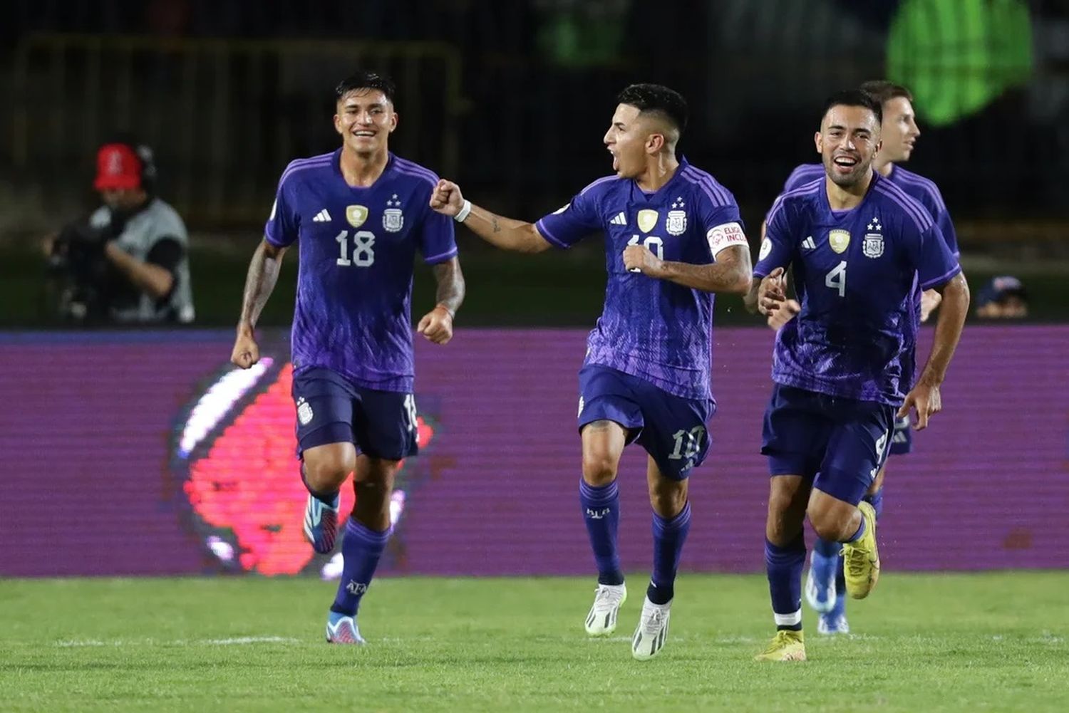 Thiago Almada festeja el primer gol de la Selección argentina ante la de Perú