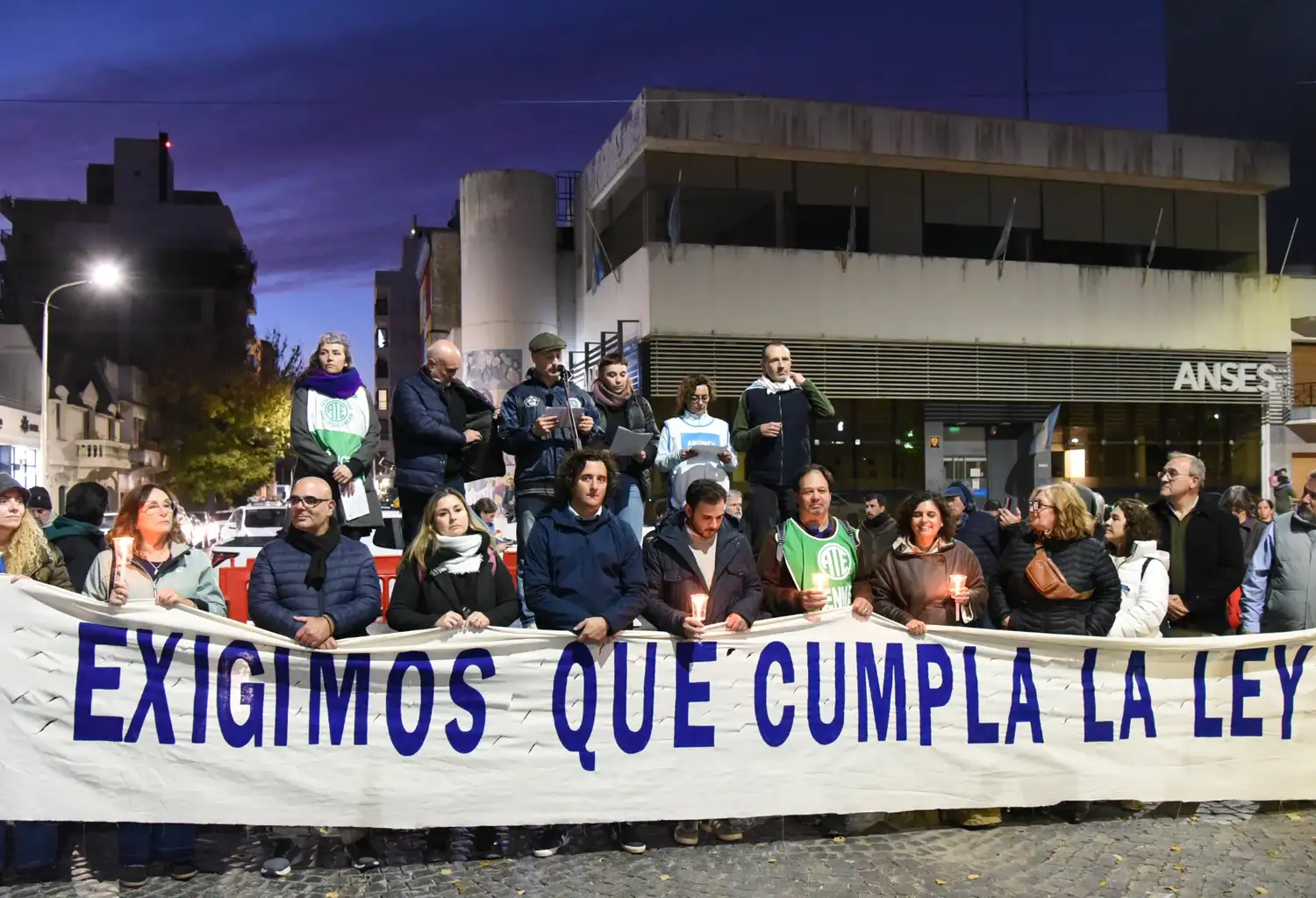 La cuarta marcha universitaria cerró con un acto frente a la sede de Rectorado, en Pinto y Chacabuco.