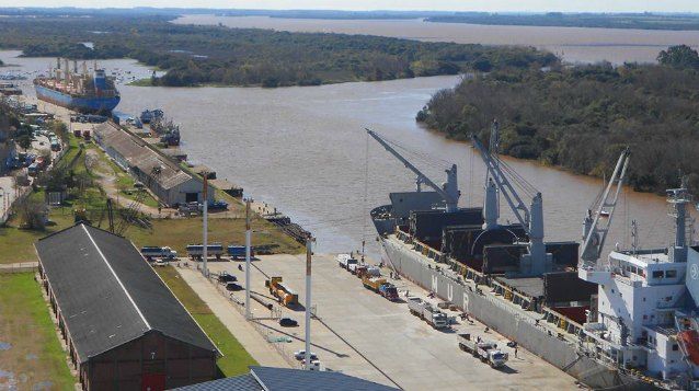 Ingresa un buque al puerto de Concepción del Uruguay para cargar arroz