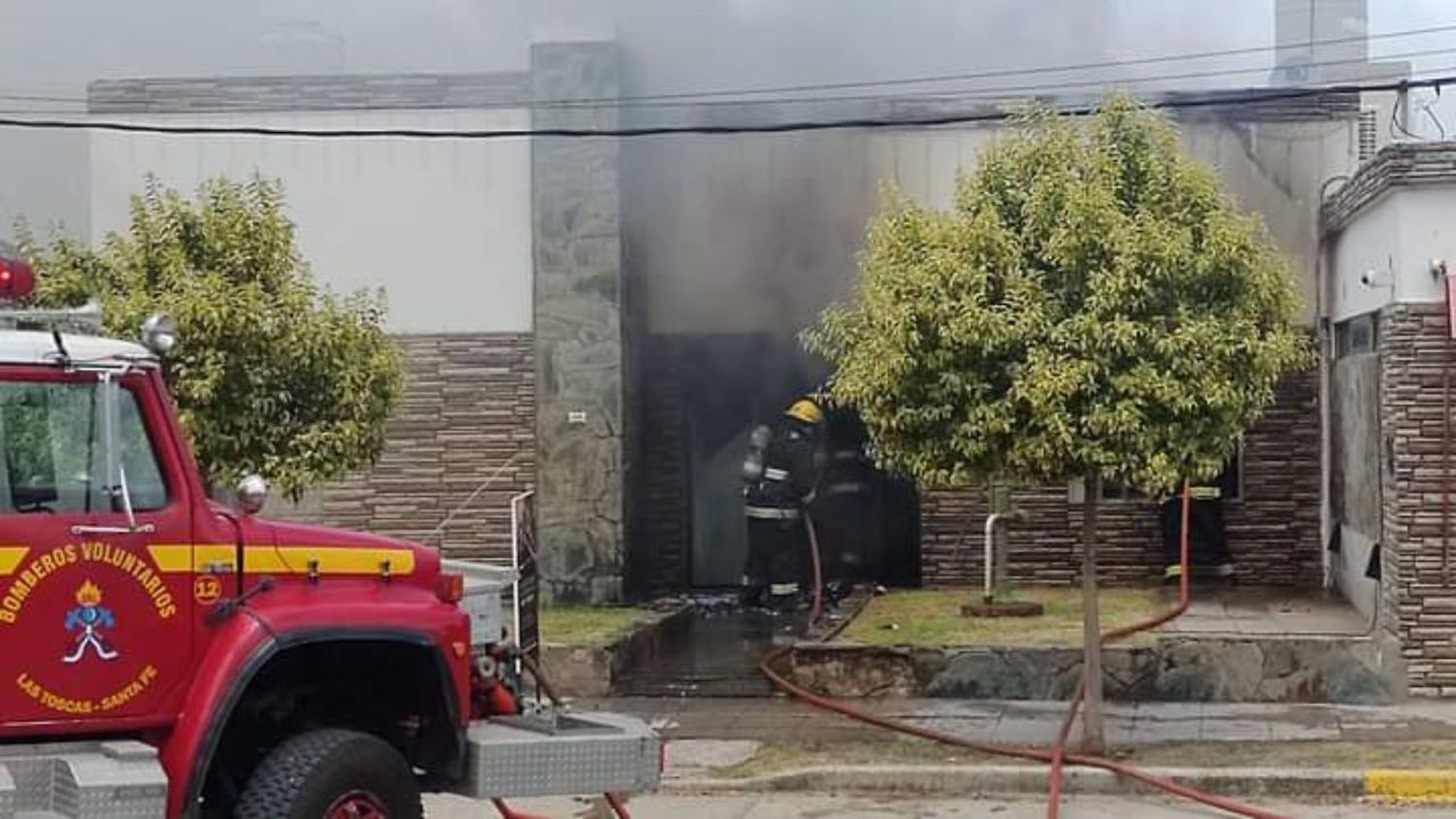 Las Toscas: incendio en un comercio que vende pirotecnia a metros de una estación de servicios