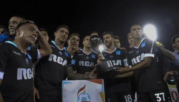 Racing igualó con Atlético y le alcanzó para festejar