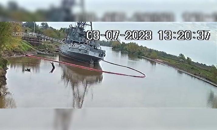 Adrizaron el Buque Museo y esperan que suba el río para que flote
